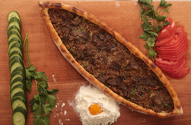 Kıymalı Kavurmalı Pide pidesi