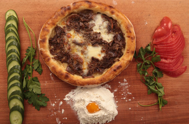 Kavurma Üzeri Az Peynirli Pide pidesi